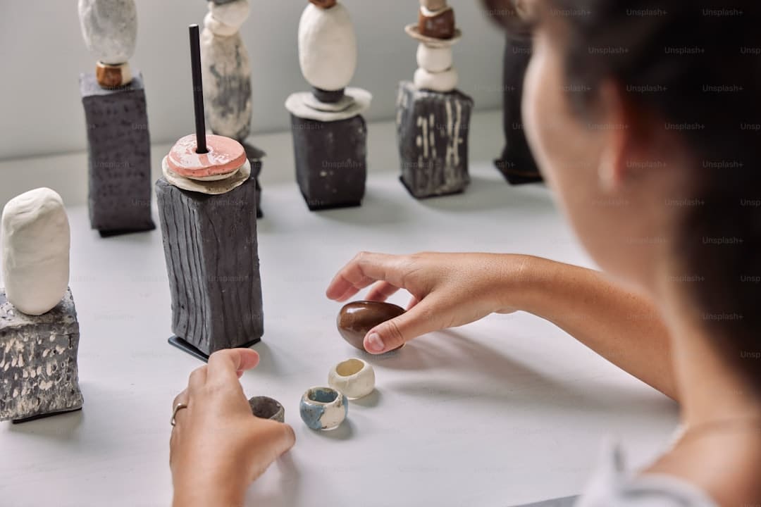 盯着拾荒老人不放，是怜悯？还是想遮羞？